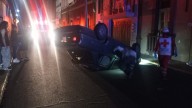 Automovilista protagoniza aparatoso choque y volcadura en calles de la zona Centro