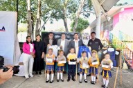 Entrega Salvador Calderón uniformes y calzado escolar en kínder