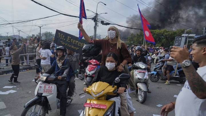 Manifestantes incendian edificios en Nepal durante protesta contra prohibición de redes (Video)