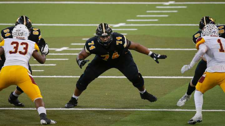 Ex-Southeast Polk star Kadyn Proctor nearly scores TD on trick play