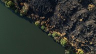 Tras las llamas, las cenizas: llega un "momento crítico" para evitar la erosión y la contaminación del agua