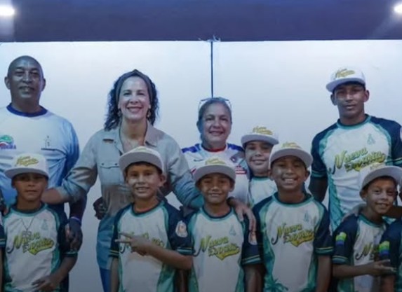 Alí Romero dota con uniformes a beisbolistas que representarán a Nueva Esparta