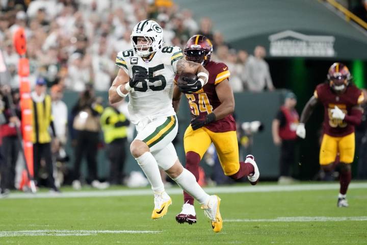Deadspin | Long first-half drives spark Packers' victory over Commanders