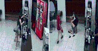 Mujer frustró robo en un restaurante al aplicar una llave de artes marciales y redes la felicitan: "Mis respetos"