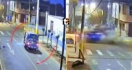 ¡Violento choque! Dos muertos deja impactante accidente entre auto y mototaxi en Ate Vitarte Un mototaxi fue embestido por un auto en la madrugada en Santa Clara. Una cámara captó el terrible suceso.