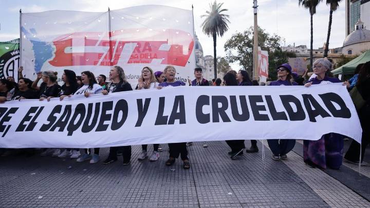 Día negro para Milei: dos reveses en el Congreso y cimbronazos en el mercado cambiario que erosionan su programa económico