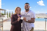 Maru Campos felicita a Uziel Muñoz por su actuación en el Mundial de Atletismo 2025