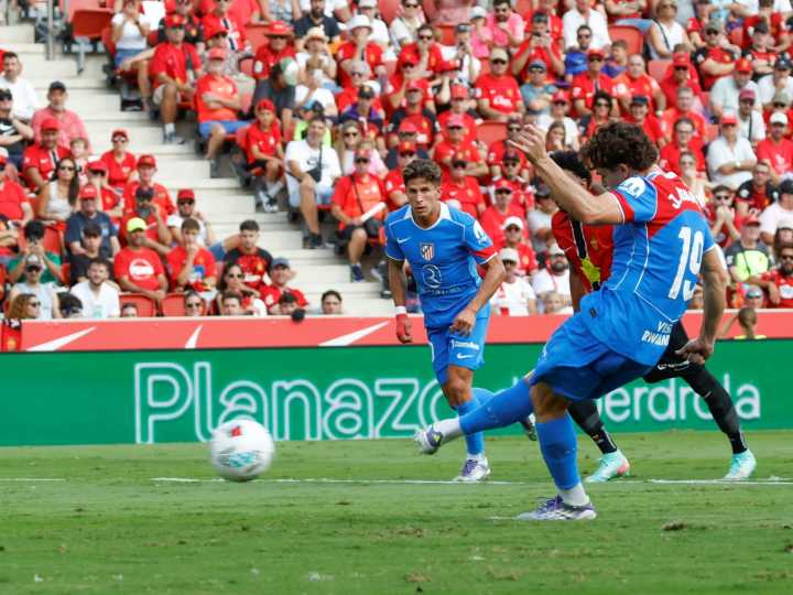 Julián Álvarez erró un penal en su vuelta y se fue enojado cuando Simeone lo reemplazó en el Atlético de Madrid: "Siempre a mí"