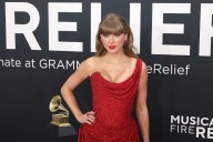 Arrestan a un hombre en la casa del prometido de Taylor Swift, Travis Kelce, tras saltar una valla para entregar documentos legales de Justin Baldoni a la cantante