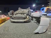 Vuelcan jóvenes en la avenida Homero por evitar un choque; conductor responsable huye