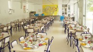 Un colegio británico da solo diez minutos para comer a los alumnos: los padres critican que parece una cárcel