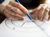 Descubrí tus habilidades para crecer en tu trabajo: qué dice tu Casa 10 en tu carta natal