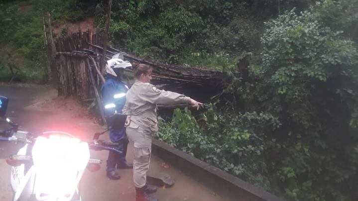 Cierran temporalmente el paso de vehículos por crecida de río en Ocumare de la Costa tras fuertes lluvias (+Video)