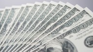 El dólar oficial saltó casi $100 en la semana y quedó a solo 1,3% del techo de la banda tras revés electoral para LLA