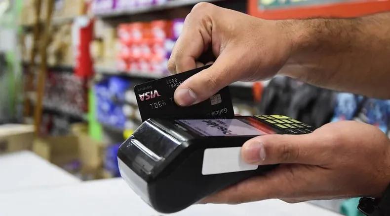 Compra de comida con tarjeta de crédito: “Hay un espiral de endeudamiento familiar“
