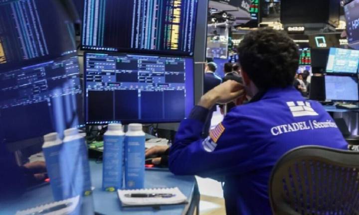 El dólar vuelve a subir, pero rebotan bonos y acciones tras el lunes negro