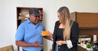 Guadalajara: Entregan apoyo económico a vendedor de tejuino afectado por cables sueltos