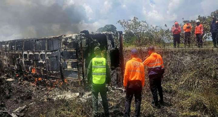12 personas fallecieron tras volcarse e incendiarse una unidad de transporte público en Bolívar (+Video)