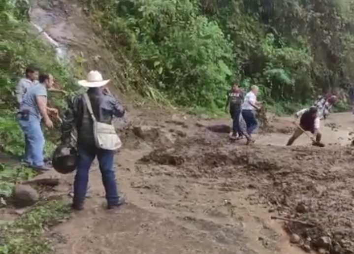 Complican las lluvias el tránsito en la carretera de Orizaba a Zongolica