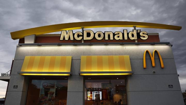 Tiroteo afuera de un McDonald’s deja un muerto en California