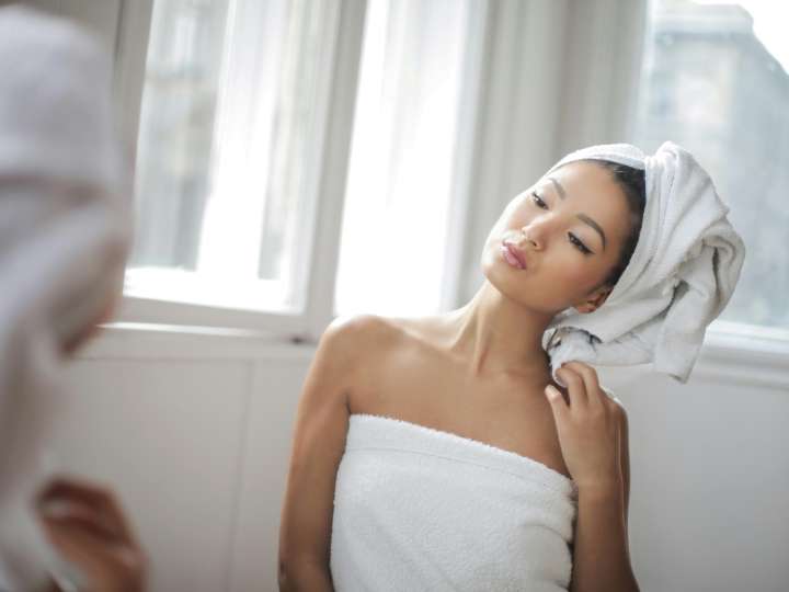 Ni con toalla ni envuelto: cómo secar el cabello para no dañarlo