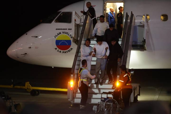 Llegan a Venezuela 185 migrantes en un vuelo procedente de Estados Unidos