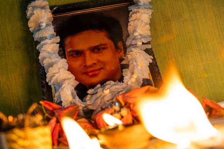 Popular singer dies in scuba accident