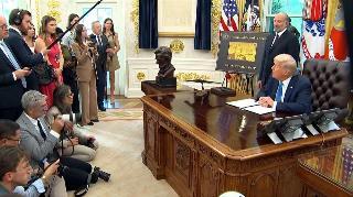 Trump arremete contra la libertad de expresión
