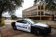 Dos migrantes muertos y otro herido por un francotirador que disparó contra un centro de detención en Dallas