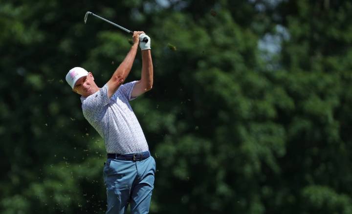 Deadspin | Steven Alker ties Mike Weir atop Pure Insurance leaderboard