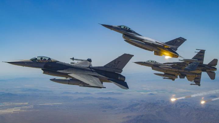 F-16 Viper Demo Team arrives for 2025 Oregon International Air Show