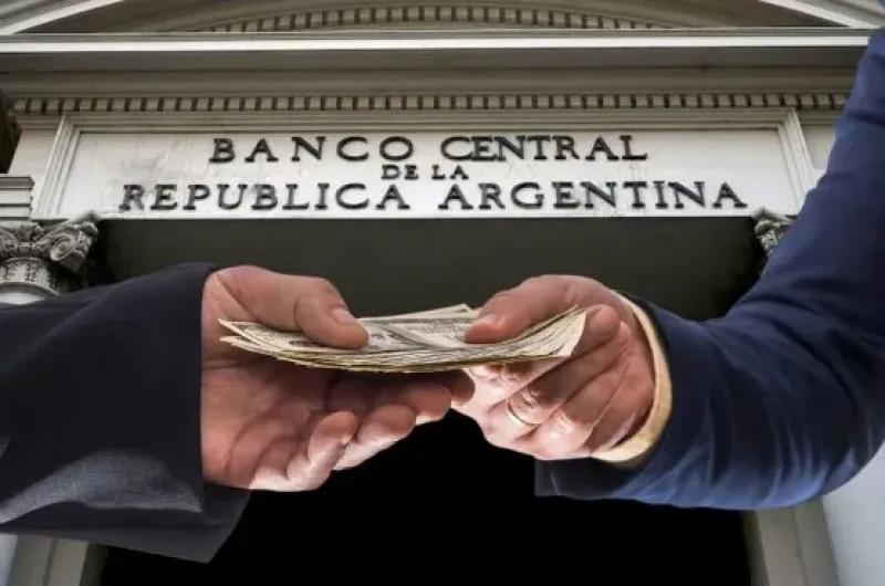 Imponen cepo al dólar a empresas financieras para frenar un "rulo" con el contado con liqui