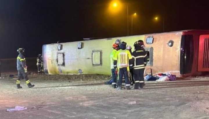 Tres muertos y varios heridos deja volcamiento de bus en Copiapó