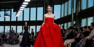 Carolina Herrera desvela el icónico lugar de Madrid en el que celebrará su desfile