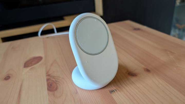 I just tried the Pixelsnap Qi2 charging stand for the Pixel 10