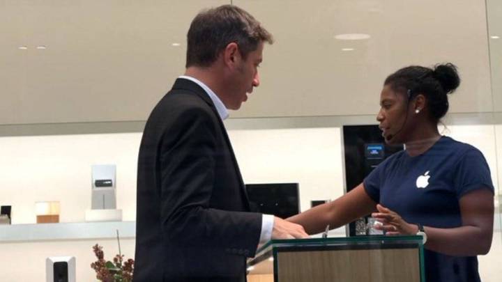 Kicillof desmintió una foto falsa que lo mostraba en Nueva York comprando un iPhone