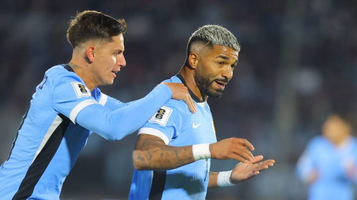 Rodrigo Aguirre y Federico Viñas ayudan a Uruguay a calificar su quinto Mundial seguido