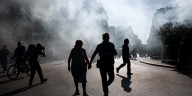Enfrentamientos entre la policía y los manifestantes paralizan París en una jornada de protestas contra el gobierno
