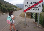 Las tres menores de Lena continúan sin poder ir a clase: «Dicen que no encuentran transportista»