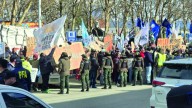 Milei llevó la campaña electoral a Tierra del Fuego, donde aceleró un acto para evitar incidentes entre sus militantes y manifestantes opositores