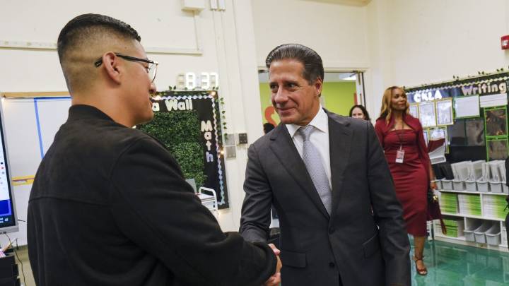 LAUSD board renews Superintendent Alberto Carvalho's contract