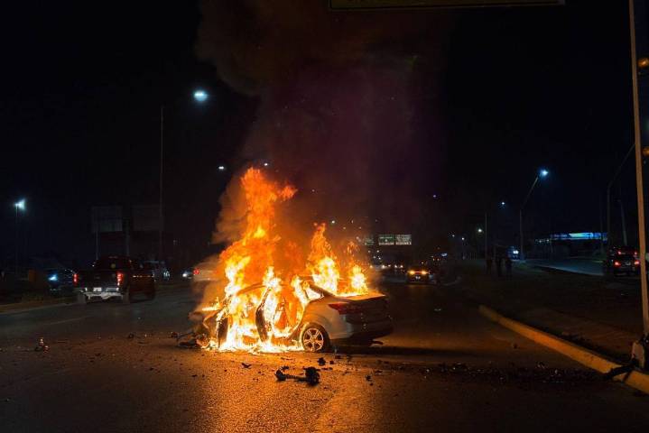 Fuego consume auto tras impactarse contra señalamiento en Saltillo; conductor logró salir a tiempo