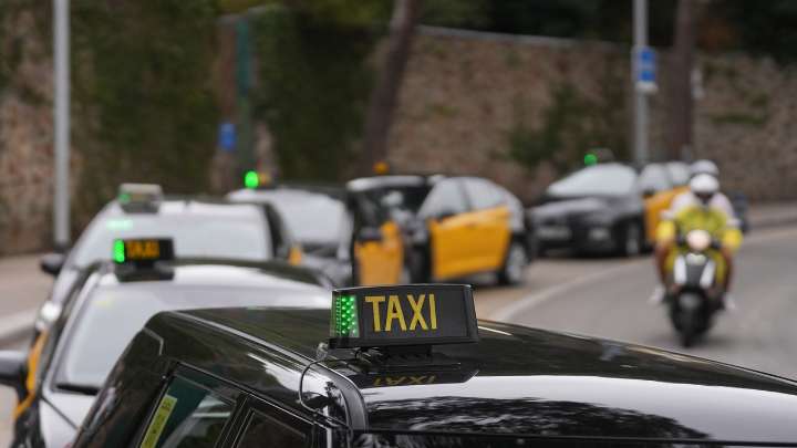 Cataluña perfila una nueva ley del taxi: menos VTC, más control y catalán obligatorio