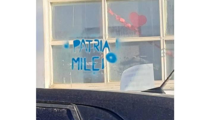 Ushuaia amaneció con pintadas y carteles en rechazo a la llegada de Milei