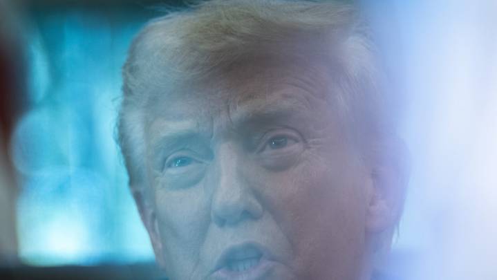 Trump protagoniza un día de furia contra la prensa (VIDEOS)