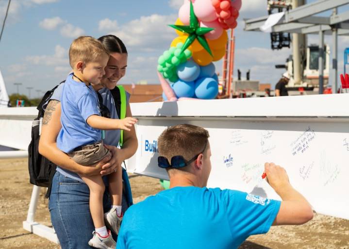 New Children's Mercy Clinic hosts beam