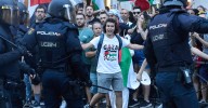 Dos detenidos y 22 policías heridos en las protestas propalestinas de La Vuelta en Madrid