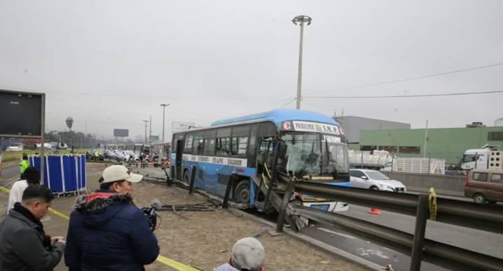 Ate: valla metálica atraviesa bus de transporte público y dos pasajeros fallecen 