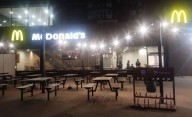 Amenazó a empleados de un local y se llevó 120 hamburguesas
