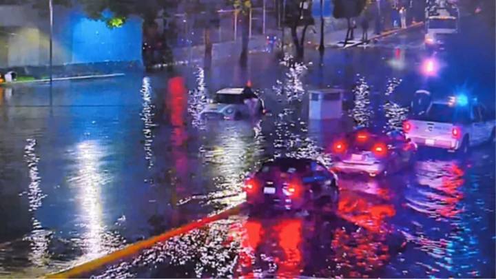 Desborda Río San Ángel por lluvias, Periférico Sur cerrado por inundaciones